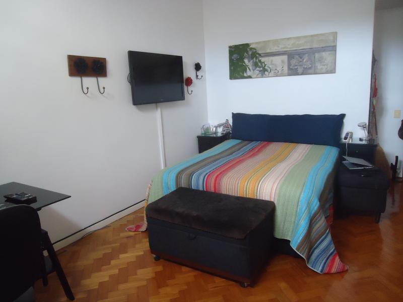 Imagem 1 da galeria do anúncio: Quarto grande mobiliado próximo a PUC