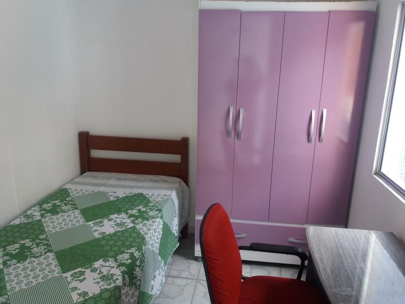 Imagem 1 da galeria do anúncio: Alugo ótimos quarto p/ moças, piscina, Lavanderia,mobiliado,