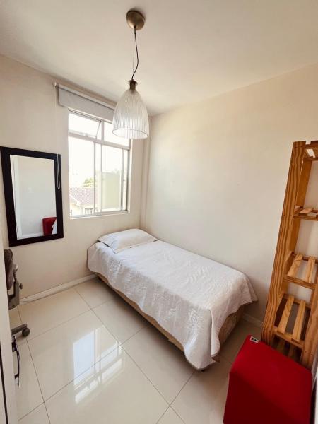 Imagem 1 da galeria do anúncio: Quarto femino em apartamento calmo