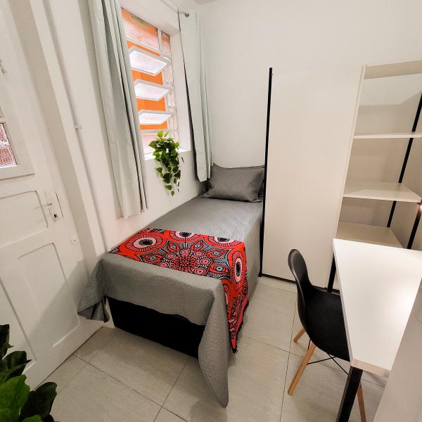 Imagem 1 da galeria do anúncio: QUARTO AREJADO NO BOM FIM