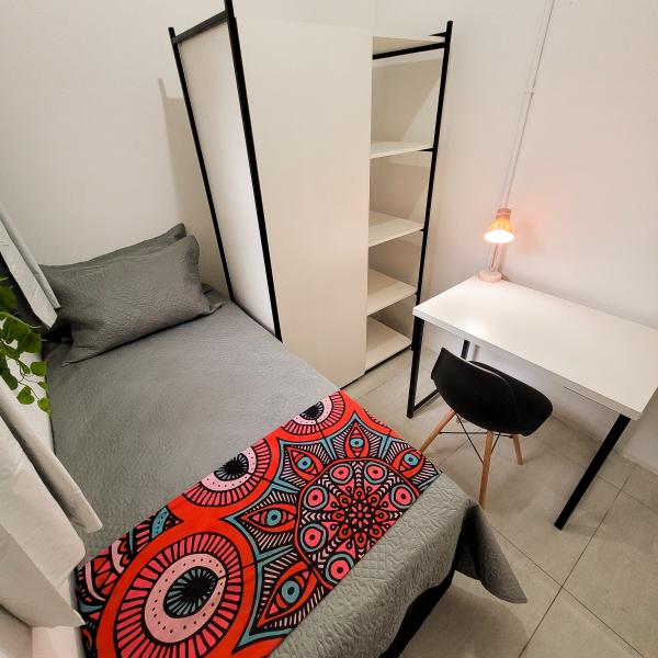 Imagem 2 da galeria do anúncio: QUARTO AREJADO NO BOM FIM