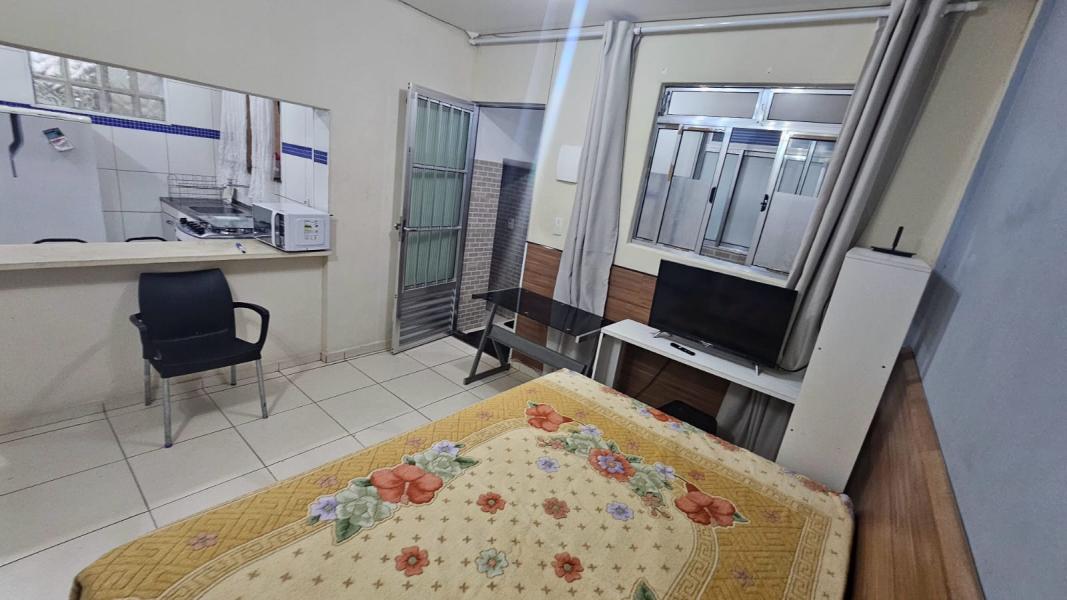 Imagem 1 da galeria do anúncio: ALUGA-SE P/ SOLTEIRO OU CASAL