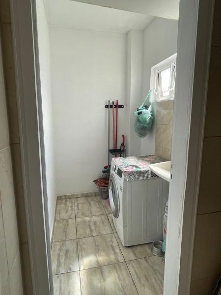 Imagem 6 da galeria do anúncio: Alugo quarto à 600 m. da estação Sta Cruz .