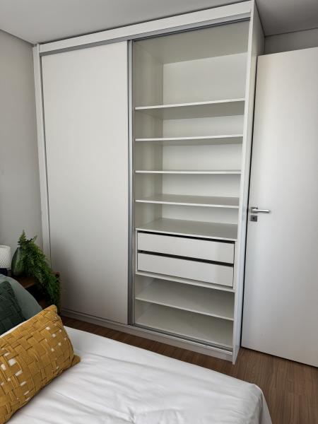 Imagem 3 da galeria do anúncio: Quarto em apartamento decorado e mobiliado