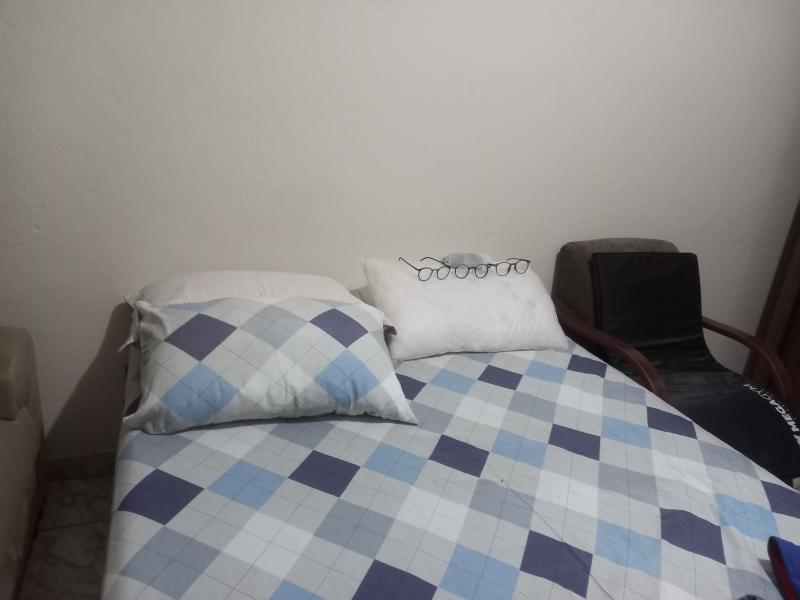 Imagem 2 da galeria do anúncio: Alugo um quarto mobiliado.