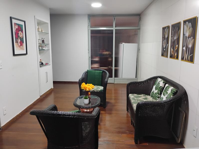 Imagem 1 da galeria do anúncio: Quarto amplo com cama de casal bem arejado