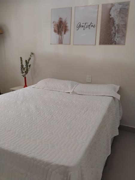 Imagem 3 da galeria do anúncio: Quarto amplo com cama de casal bem arejado