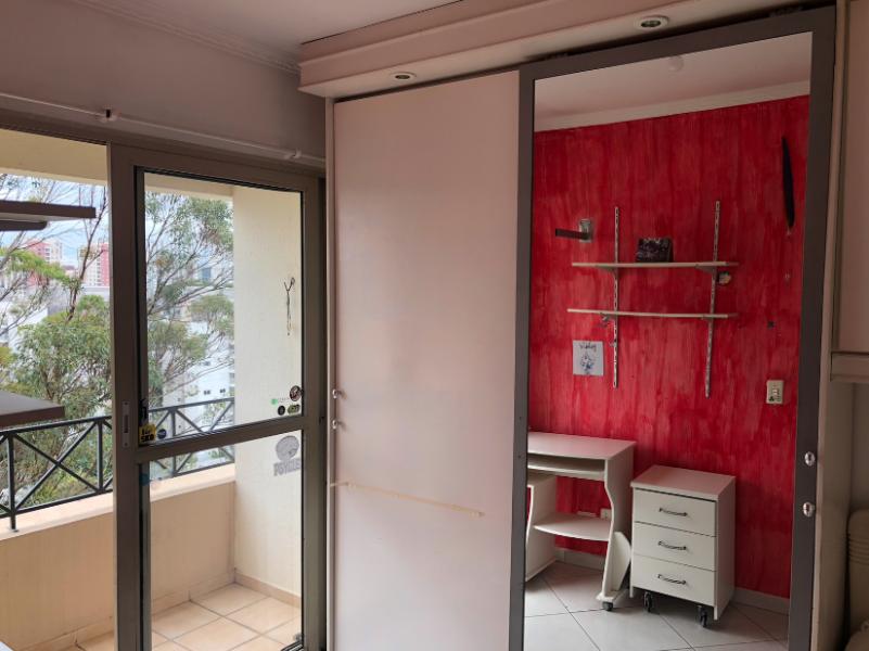 Imagem 4 da galeria do anúncio: Quarto com sacada em apartamento com vista