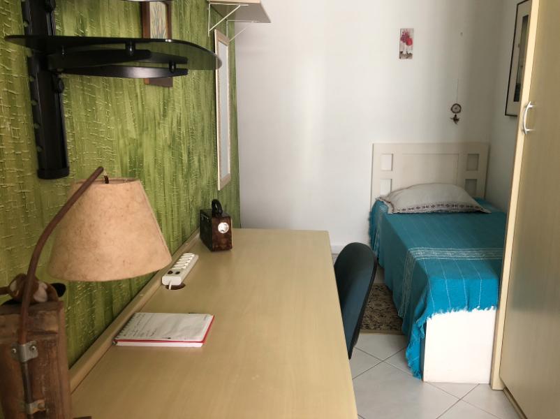 Imagem 1 da galeria do anúncio: Quarto com bancada home office em apartamento tranquilo