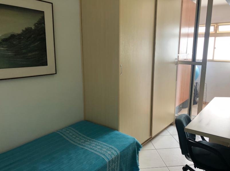 Imagem 2 da galeria do anúncio: Quarto com bancada home office em apartamento tranquilo