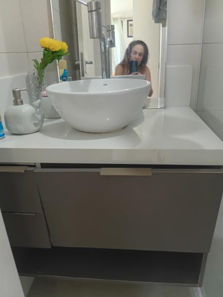 Imagem 3 da galeria do anúncio: Quarto decorado, novíssimo, com tv, ar, móvei, banheiro exc.