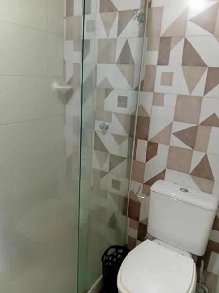 Imagem 2 da galeria do anúncio: Quarto decorado, novíssimo, com tv, ar, móvei, banheiro exc.