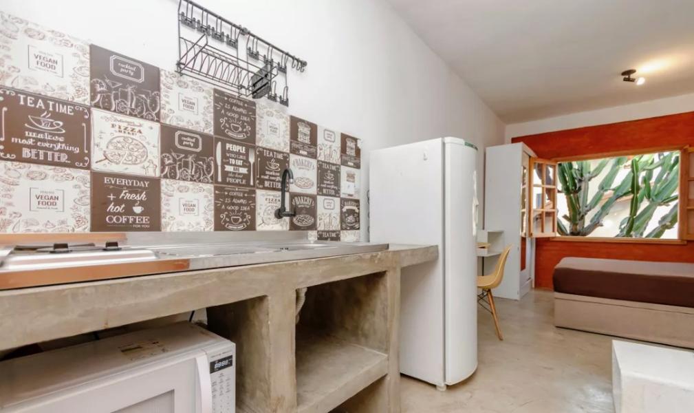 Imagem 4 da galeria do anúncio: Kitnet mobiliada com geladeira fogão e cama e individuais.