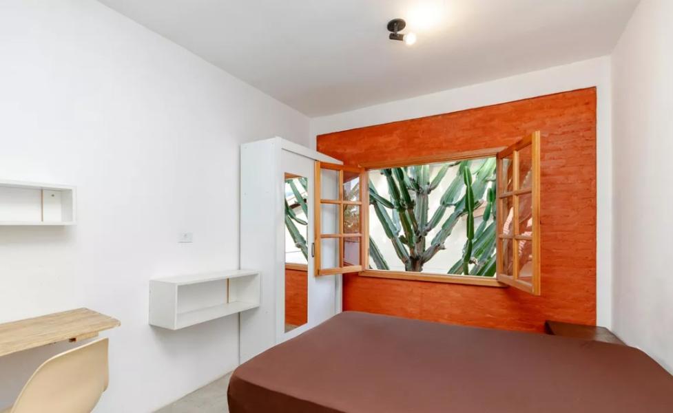 Imagem 1 da galeria do anúncio: Kitnet mobiliada com geladeira fogão e cama e individuais.