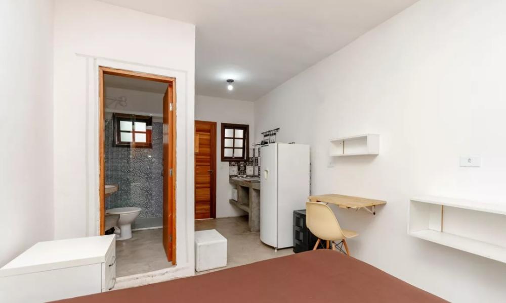 Imagem 6 da galeria do anúncio: Kitnet mobiliada com geladeira fogão e cama e individuais.