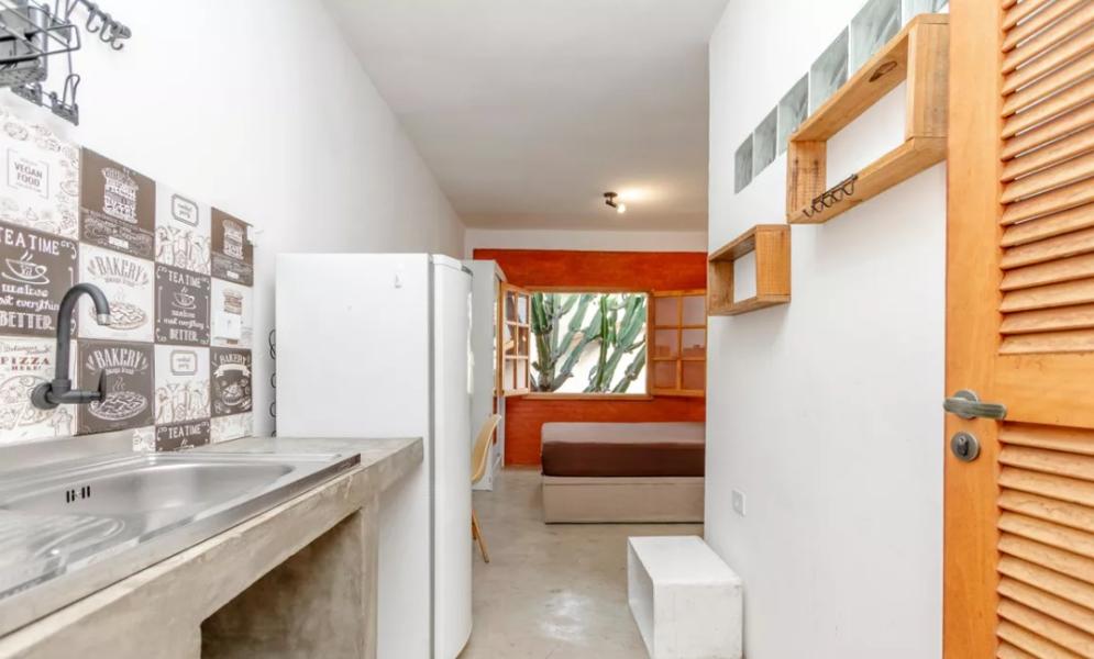 Imagem 3 da galeria do anúncio: Kitnet mobiliada com geladeira fogão e cama e individuais.