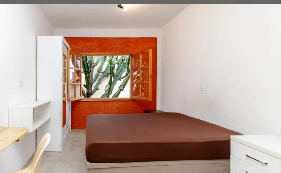 Imagem 2 da galeria do anúncio: Kitnet mobiliada com geladeira fogão e cama e individuais.