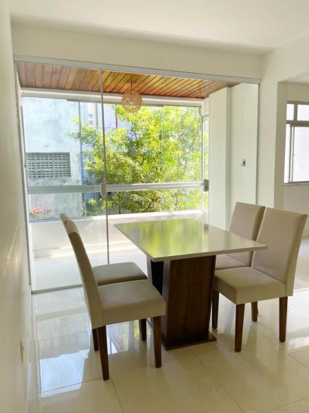 Imagem 1 da galeria do anúncio: QUARTO AMPLO DISPONÍVEL PARA ALUGUEL.