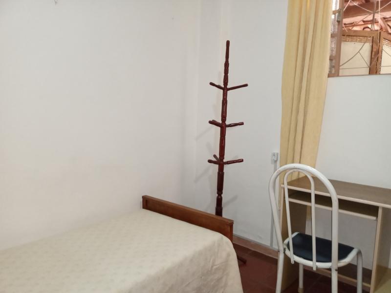 Imagem 2 da galeria do anúncio: Quarto - Rua Catete - Alto Barroca - Entrada independente