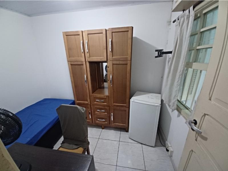 Imagem 1 da galeria do anúncio: Quarto individual c/ ventilador, frigobar e mobiliado.