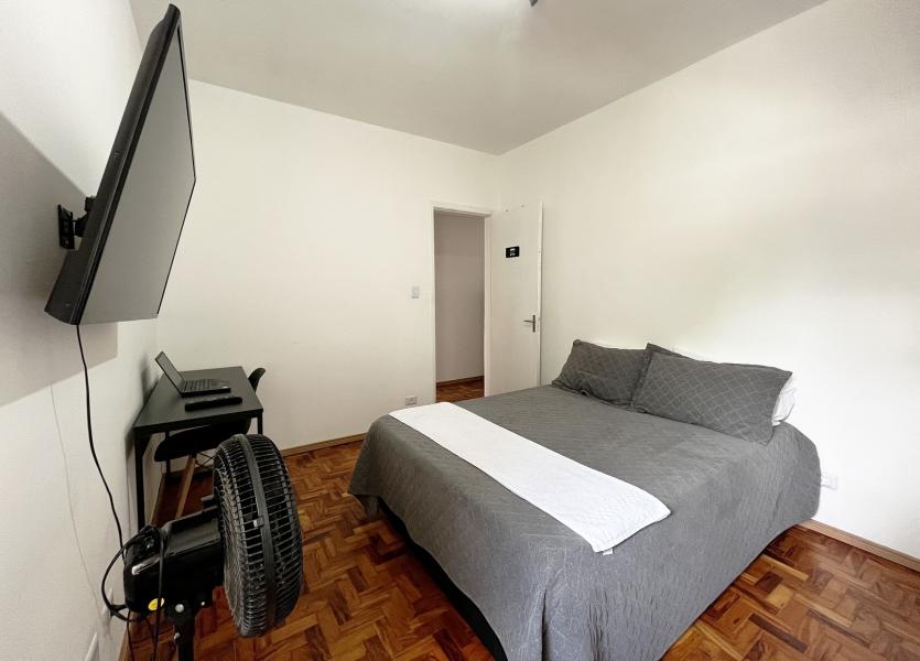 Imagem 3 da galeria do anúncio: [CAMPO BELO] Quarto espaçoso com cama de casal