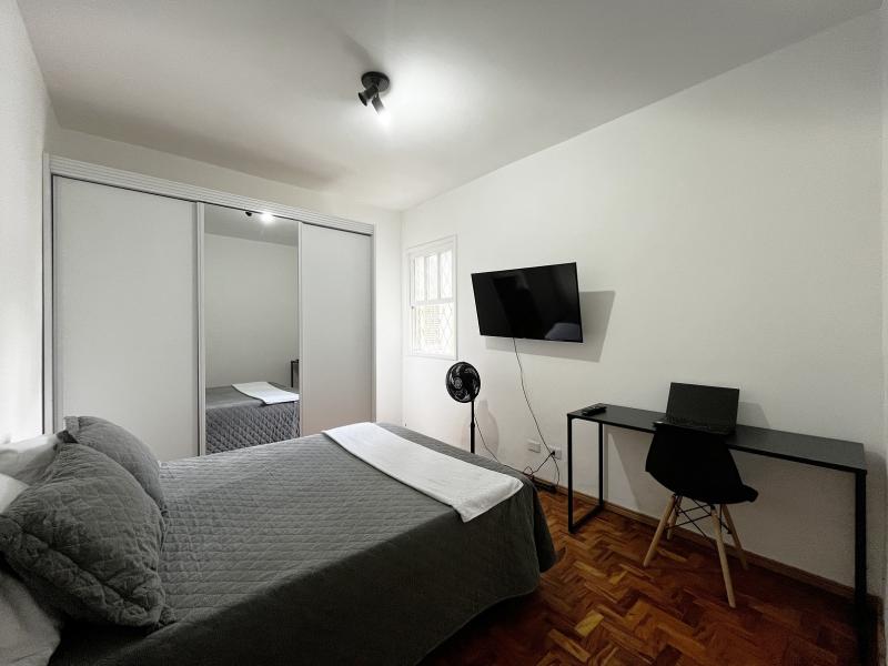 Imagem 1 da galeria do anúncio: [CAMPO BELO] Quarto espaçoso com cama de casal