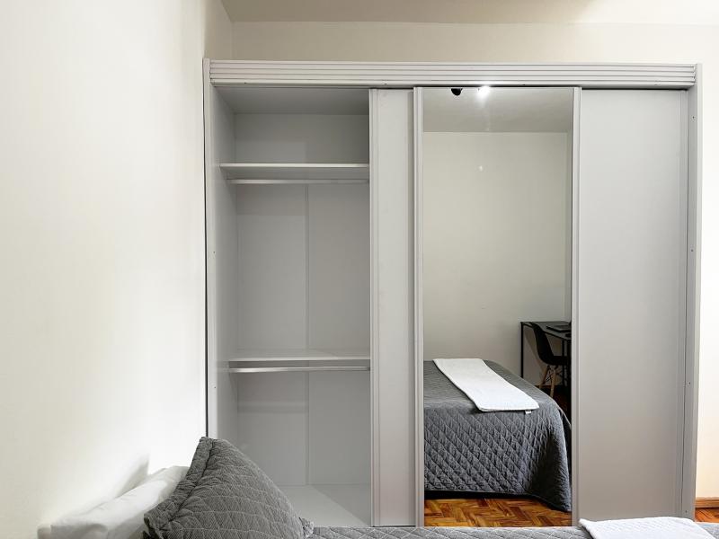 Imagem 5 da galeria do anúncio: [CAMPO BELO] Quarto espaçoso com cama de casal