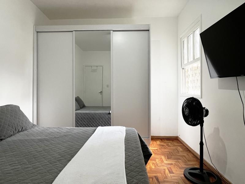 Imagem 2 da galeria do anúncio: [CAMPO BELO] Quarto espaçoso com cama de casal