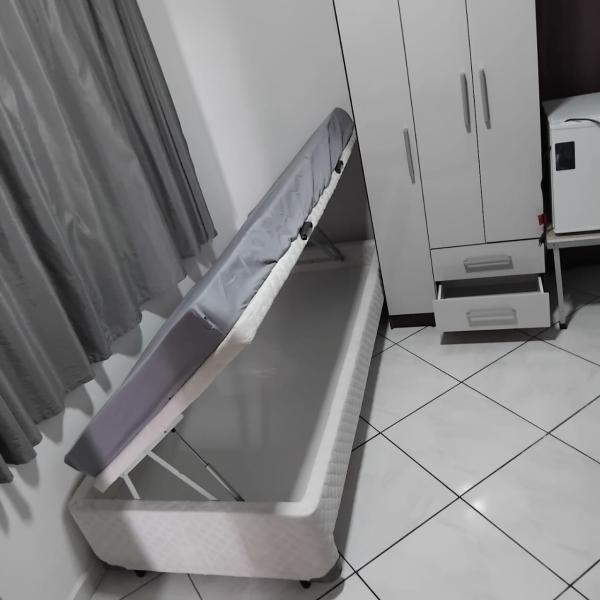 Imagem 4 da galeria do anúncio: Quarto suíte mobiliado banheiro exclusivo