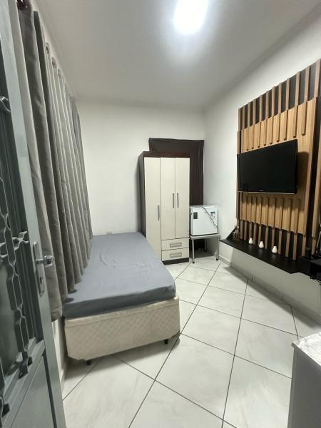 Imagem 1 da galeria do anúncio: Quarto suíte mobiliado banheiro exclusivo