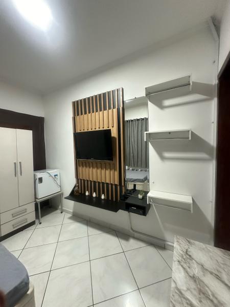 Imagem 3 da galeria do anúncio: Quarto suíte mobiliado banheiro exclusivo