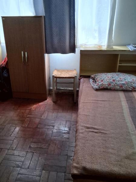 Imagem 6 da galeria do anúncio: TENHO UM QUARTO PARA DIVIDIR.