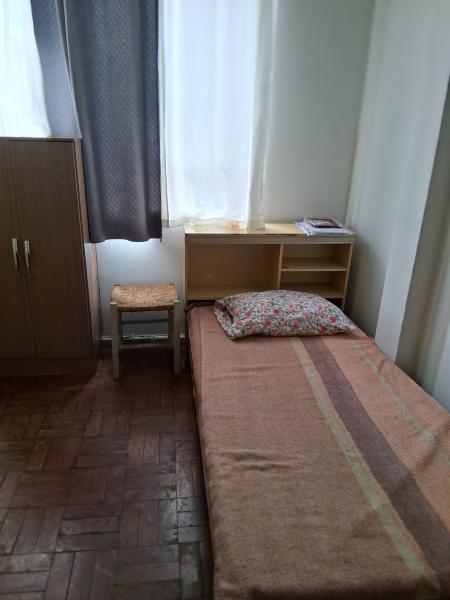 Imagem 3 da galeria do anúncio: TENHO UM QUARTO PARA DIVIDIR.