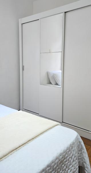 Imagem 3 da galeria do anúncio: Quarto masculino ao lado do Pátio Savassi