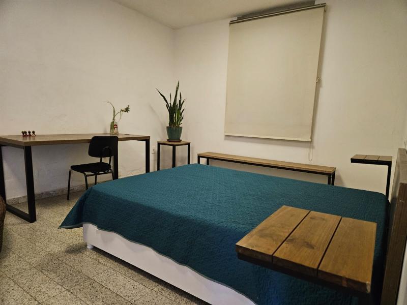 Imagem 1 da galeria do anúncio: Alugo excelente quarto em casa aconchegante e espaçosa!