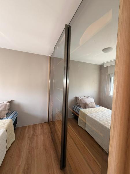 Imagem 1 da galeria do anúncio: Quarto espaçoso com banheiro privativo em condomínio Club.