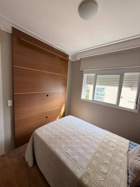 Imagem 3 da galeria do anúncio: Quarto espaçoso com banheiro privativo em condomínio Club.