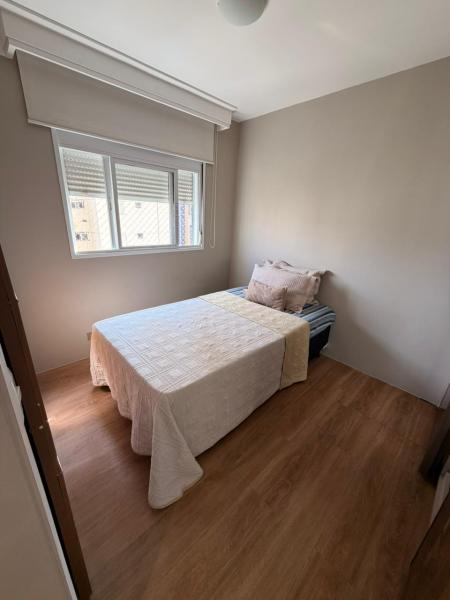 Imagem 4 da galeria do anúncio: Quarto espaçoso com banheiro privativo em condomínio Club.