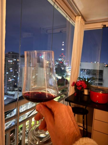 Imagem 10 da galeria do anúncio: Quarto espaçoso com banheiro privativo em condomínio Club.