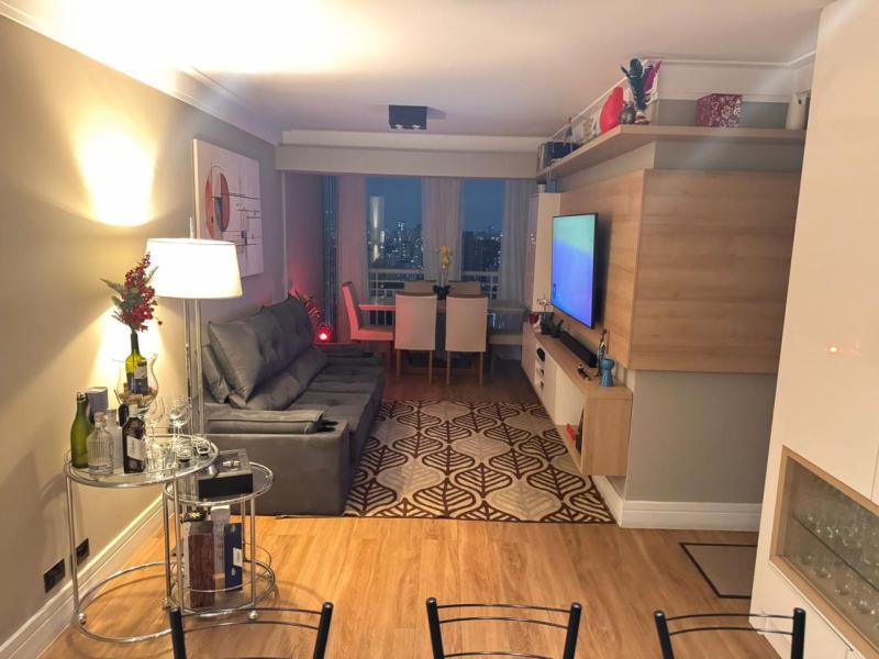 Imagem 6 da galeria do anúncio: Quarto espaçoso com banheiro privativo em condomínio Club.