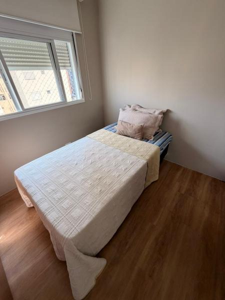 Imagem 5 da galeria do anúncio: Quarto espaçoso com banheiro privativo em condomínio Club.