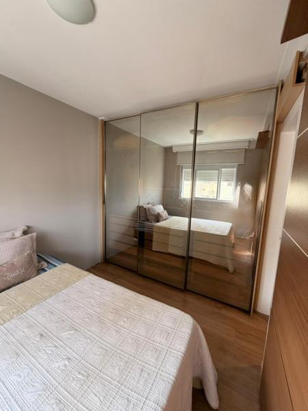 Imagem 2 da galeria do anúncio: Quarto espaçoso com banheiro privativo em condomínio Club.