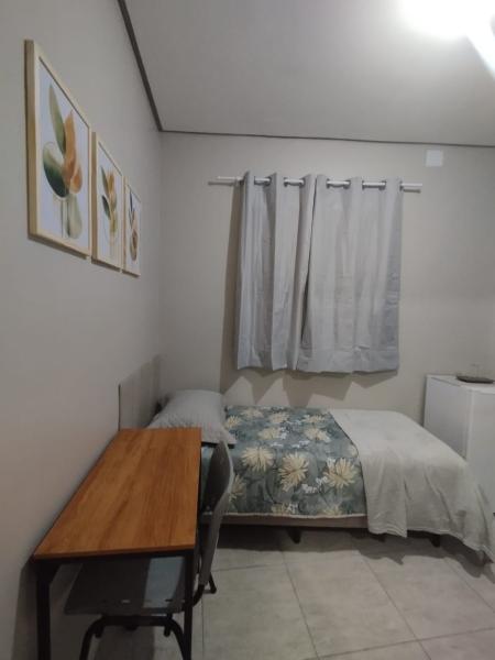 Imagem 3 da galeria do anúncio: Quarto individual mobiliado no Moinhos de vento