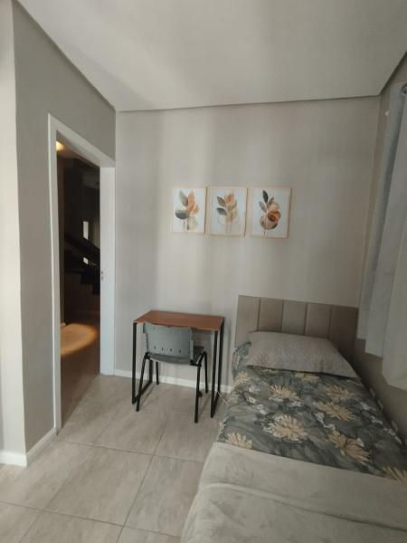 Imagem 2 da galeria do anúncio: Quarto individual mobiliado no Moinhos de vento