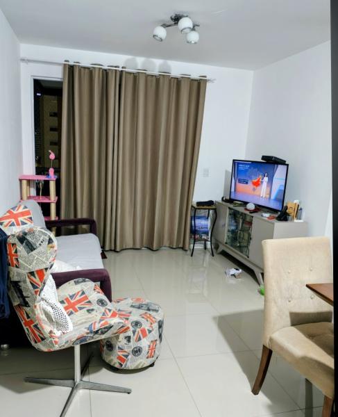 Imagem 1 da galeria do anúncio: Amplo quarto mobiliado /frigobar