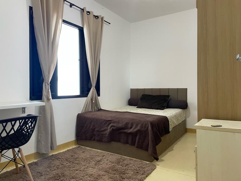 Imagem 1 da galeria do anúncio: Quarto completo em casa mobiliada em ótima localização