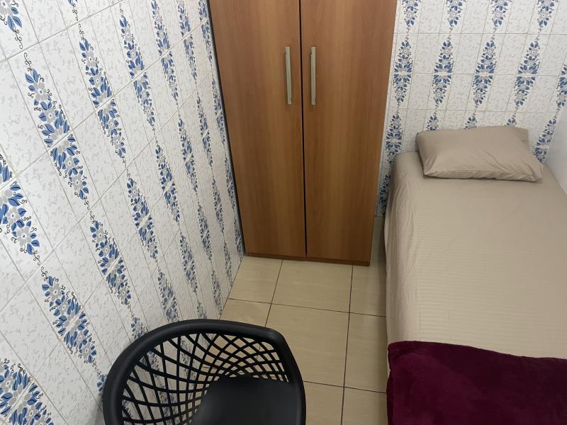 Imagem 3 da galeria do anúncio: Quarto completo em casa mobiliada em ótima localização