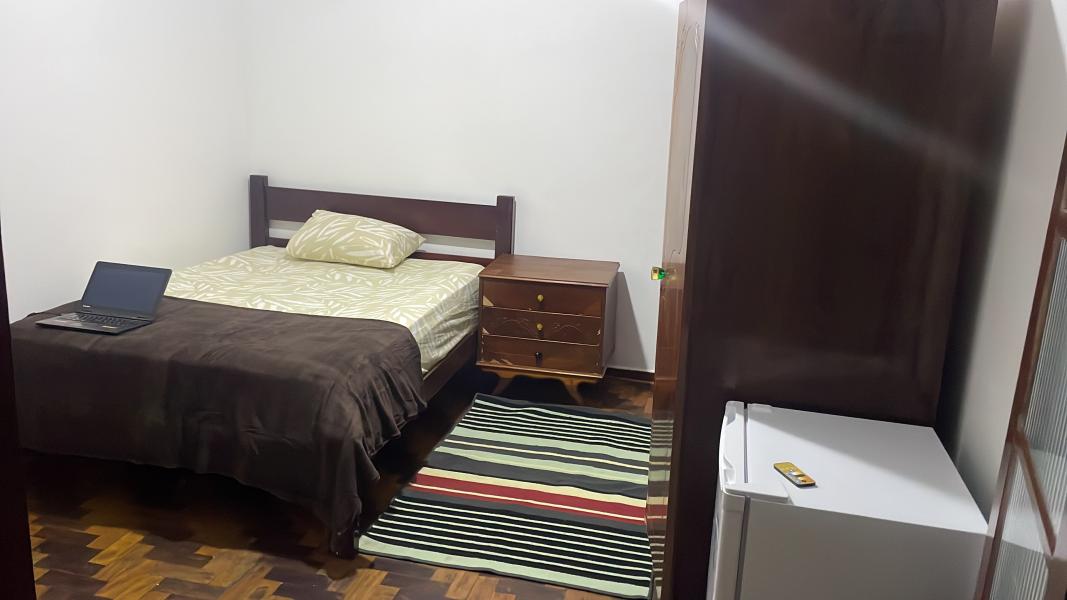Imagem 4 da galeria do anúncio: Quarto completo em casa mobiliada em ótima localização