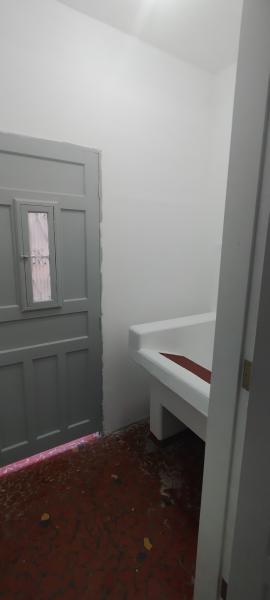 Imagem 3 da galeria do anúncio: Kitnet quarto, cozinha, banheiro e área de serviço.