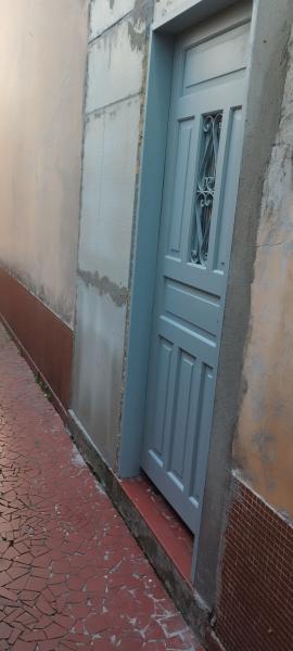 Imagem 1 da galeria do anúncio: Kitnet quarto, cozinha, banheiro e área de serviço.